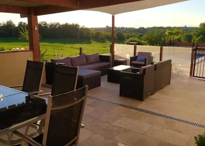 Hotel Au Calme Avec Piscine Chauffee Privee