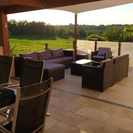 Отель Au Calme Avec Piscine Chauffee Privee