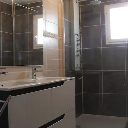 Отель Au Calme Avec Piscine Chauffee Privee