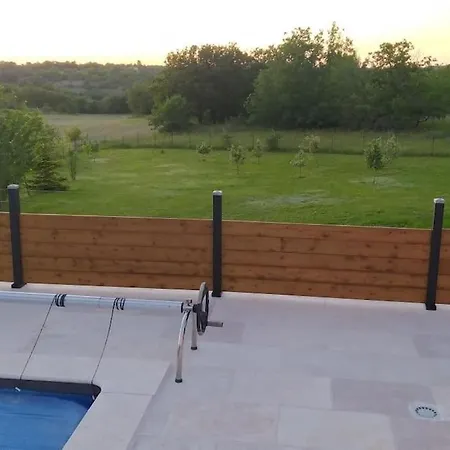 Отель Au Calme Avec Piscine Chauffee Privee Labastide-Marnhac