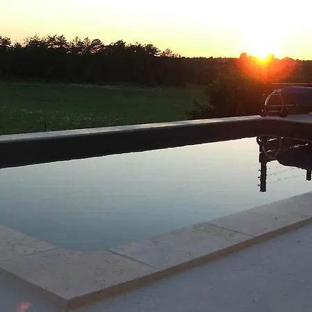 Отель Au Calme Avec Piscine Chauffee Privee *