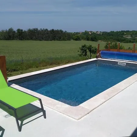 Отель Au Calme Avec Piscine Chauffee Privee Labastide-Marnhac