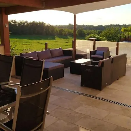 Au Calme Avec Piscine Chauffee Privee