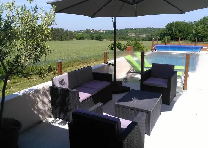 ホテル Au Calme Avec Piscine Chauffee Privee *