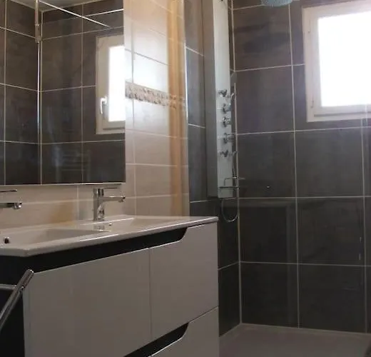 ホテル Au Calme Avec Piscine Chauffee Privee