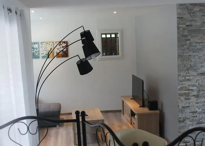 ホテル Au Calme Avec Piscine Chauffee Privee